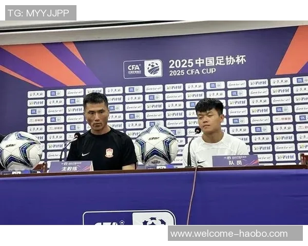 杨希感谢邵佳一称与队友聊天助力中文快速进步