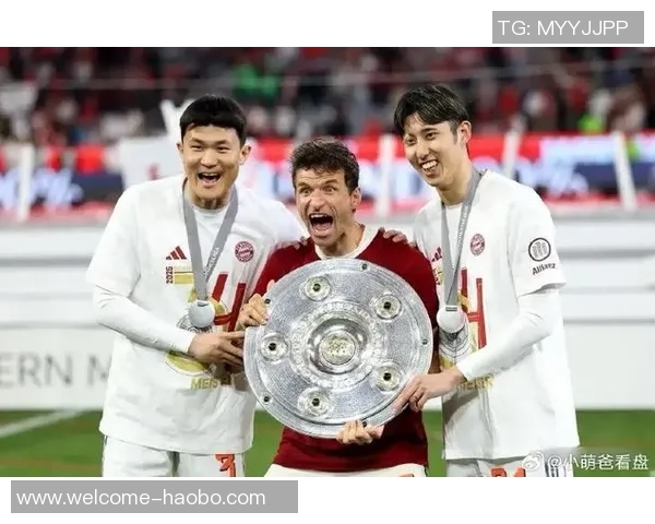 拜仁球员齐聚慕尼黑啤酒节伊藤洋辉与金玟哉同框亮相